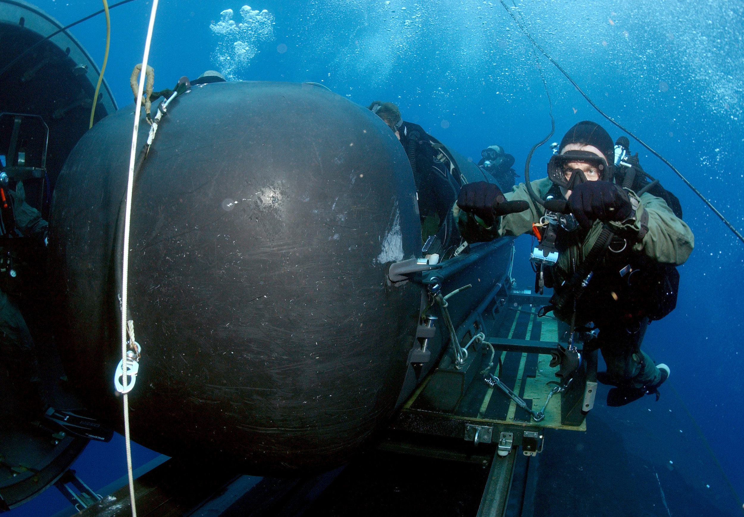 US_Navy_050505-N-3093M-005_A_member_of_SEAL_Delivery_Vehicle_Team_Two_(SDVT-2)_prepares_to_launch_one_of_the_team's_SEAL_Delivery_Vehicles_(SDV)_from_the_back_of_the_Los_Angeles-class_attack_submarine_USS_Philadelphia_(SSN_690).jpg