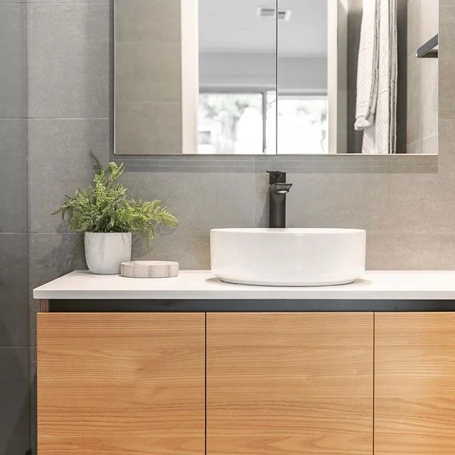 One of our favourite custom vanity details. We just can’t get enough of @tesroljoinery Likewood 2D+ material. It’s the closest finish to real timber but offers an added level of durability.  It’s a material that you just need to see