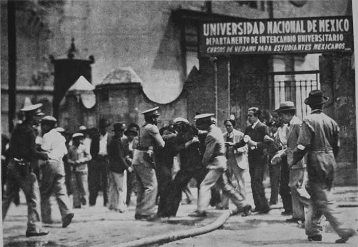 AHUNAM-Policías aprehenden a estudiantes.jpg