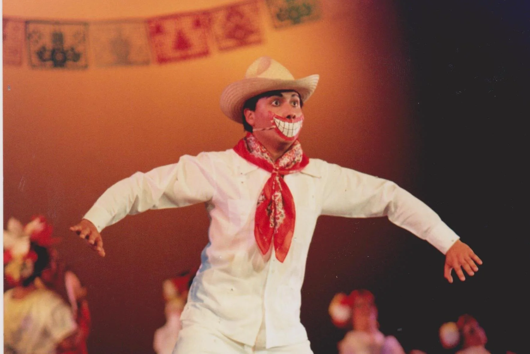 RETROSPECTIVA FUTURISTA.  Programa conmemorativo por los 35 años de fundación del Grupo PROPUESTA, danza folktemporánea 