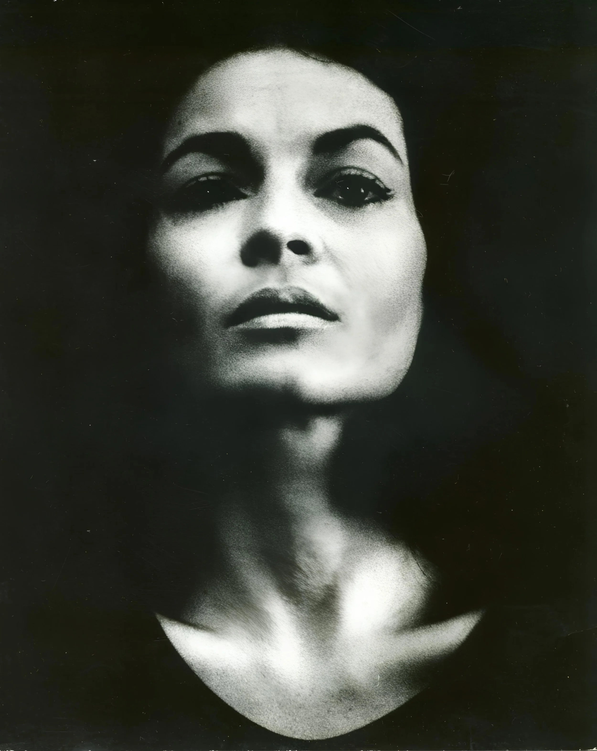 Danza UNAM entrega el Reconocimiento Danza UNAM 2025 a la doctora Graciela Henríquez Escobar.