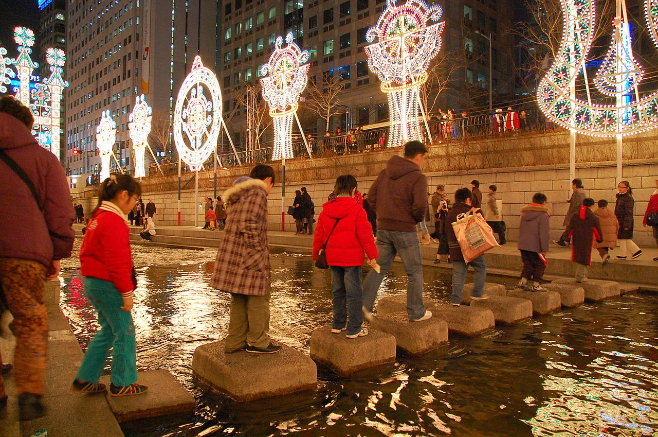1280px-Korea-Seoul-Cheonggyecheon-Winter-01.jpg