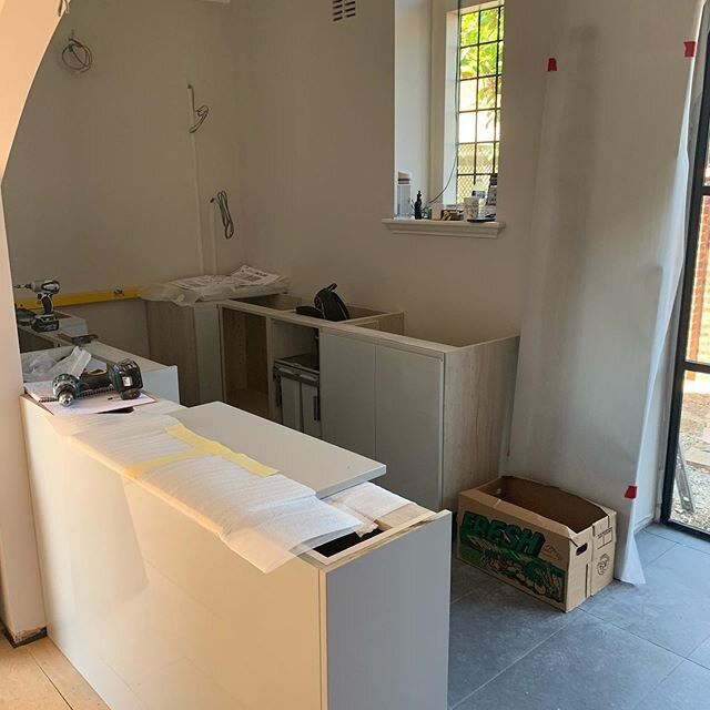 Another install happening this week, a gorgeous contemporary handleless gloss finish contrasted with a greyed timber carcass - looks amazing so far, can&rsquo;t wait to see it completely finished 😍  #newkitchen #kitchenrefurb #kitchenrefurbishment #