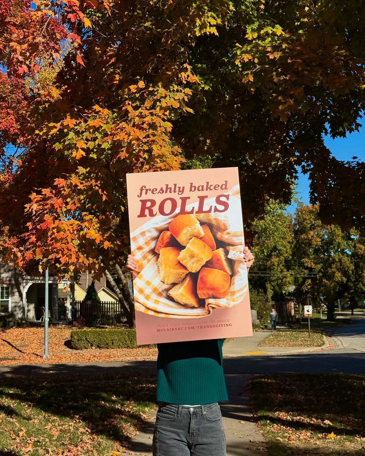 🗣️ ROLLIN!!! Take home some fresh baked pull apart rolls for Thanksgiving! Pre-order yours now from our Thanksgiving menu on our website! mclainskc.com to order!