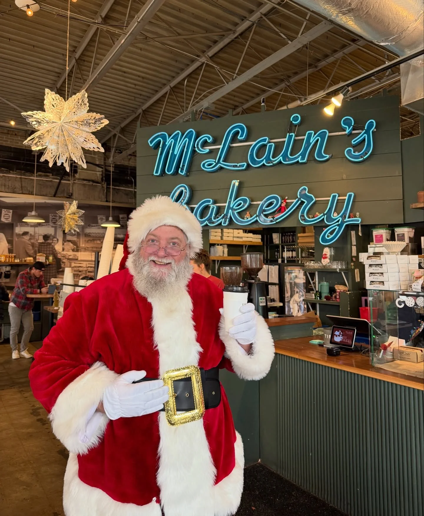 ❤️🎅🏼🍪 Santa has made his first stop here in Kansas City for a Santa&rsquo;s Favorite latte before hitting the sleigh later tonight!!! He says the reindeer are well fed, ready to go, and the gifts are packed!!! Do you have your cookies &amp; milk r