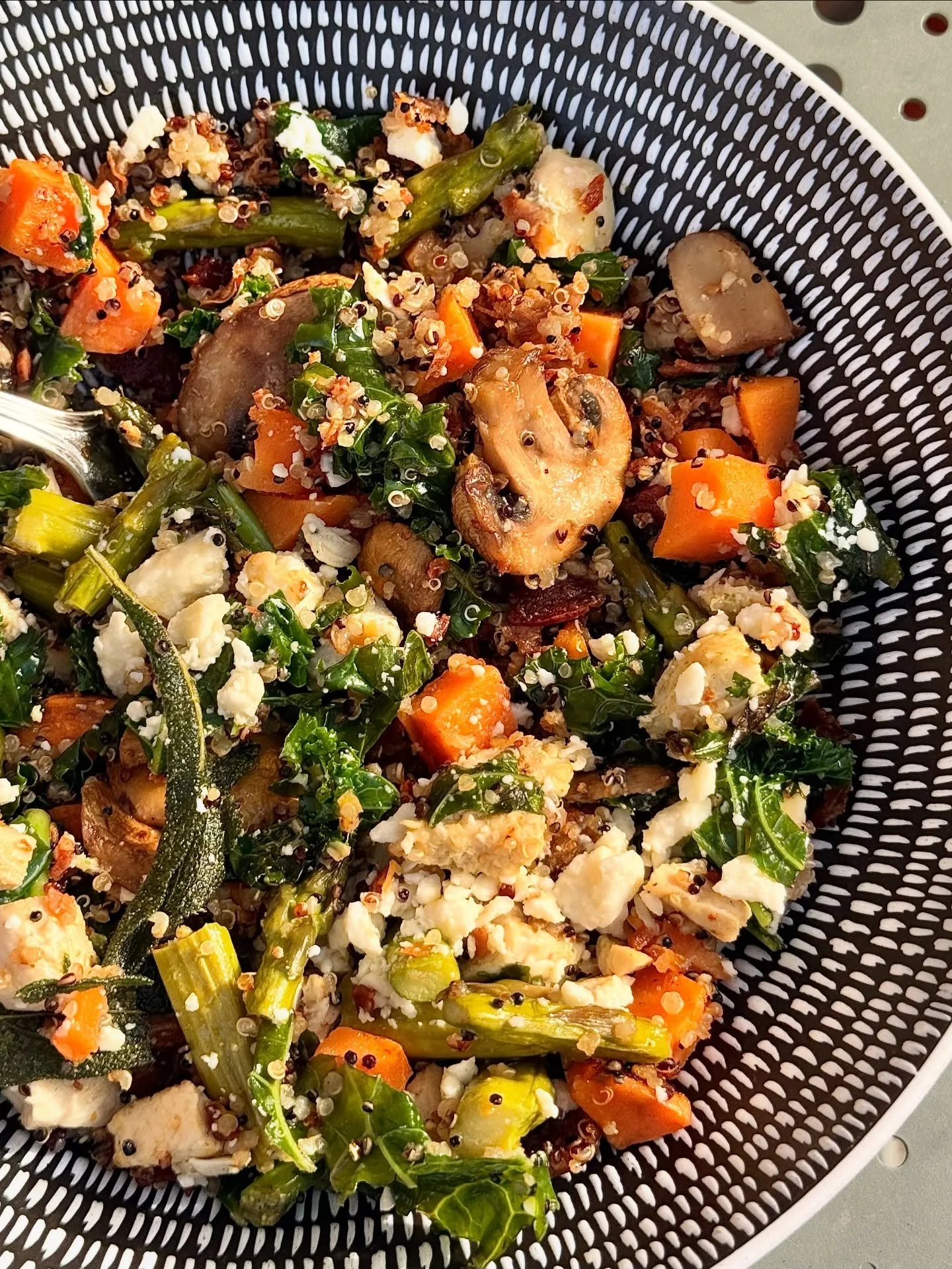 🍄&zwj;🟫 Harvest Quinoa Bowl ready for her close-up. ✨ 

Warm quinoa tossed with white truffle oil, chicken, bacon, marinated kale, roasted sweet potatoes, roasted mushrooms, roasted asparagus, feta, and fried sage. Try it for lunch today! ✨