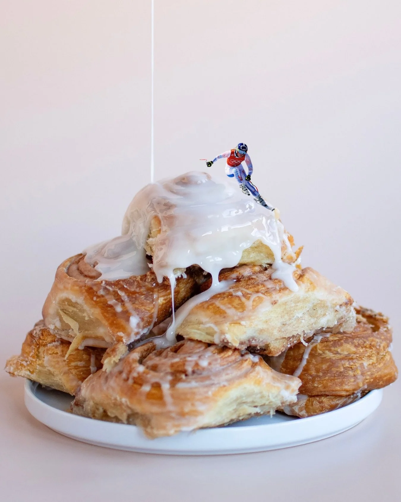 🥇⛷️❄️ CHEERING YOU ON FROM KANSAS CITY @lindseyvonn !!!! 

#winterolympics #alpineskiing #alpinesweeting? #cinnamonrollmountain #mclainsbakery