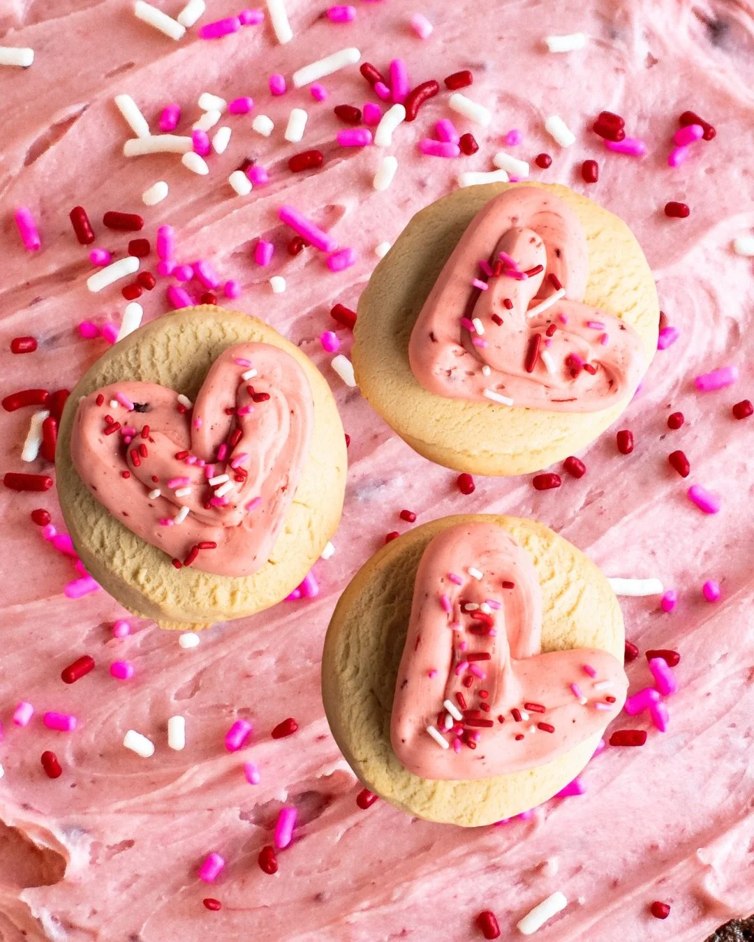 🍓 Our Strawberry Buttercream is only here for a little bit longer! 🙈 Find it on our frosted sugar cookies and brownie pans on the Valentine&rsquo;s Day menu! Tap the link in our bio to pre-order yours! 💘