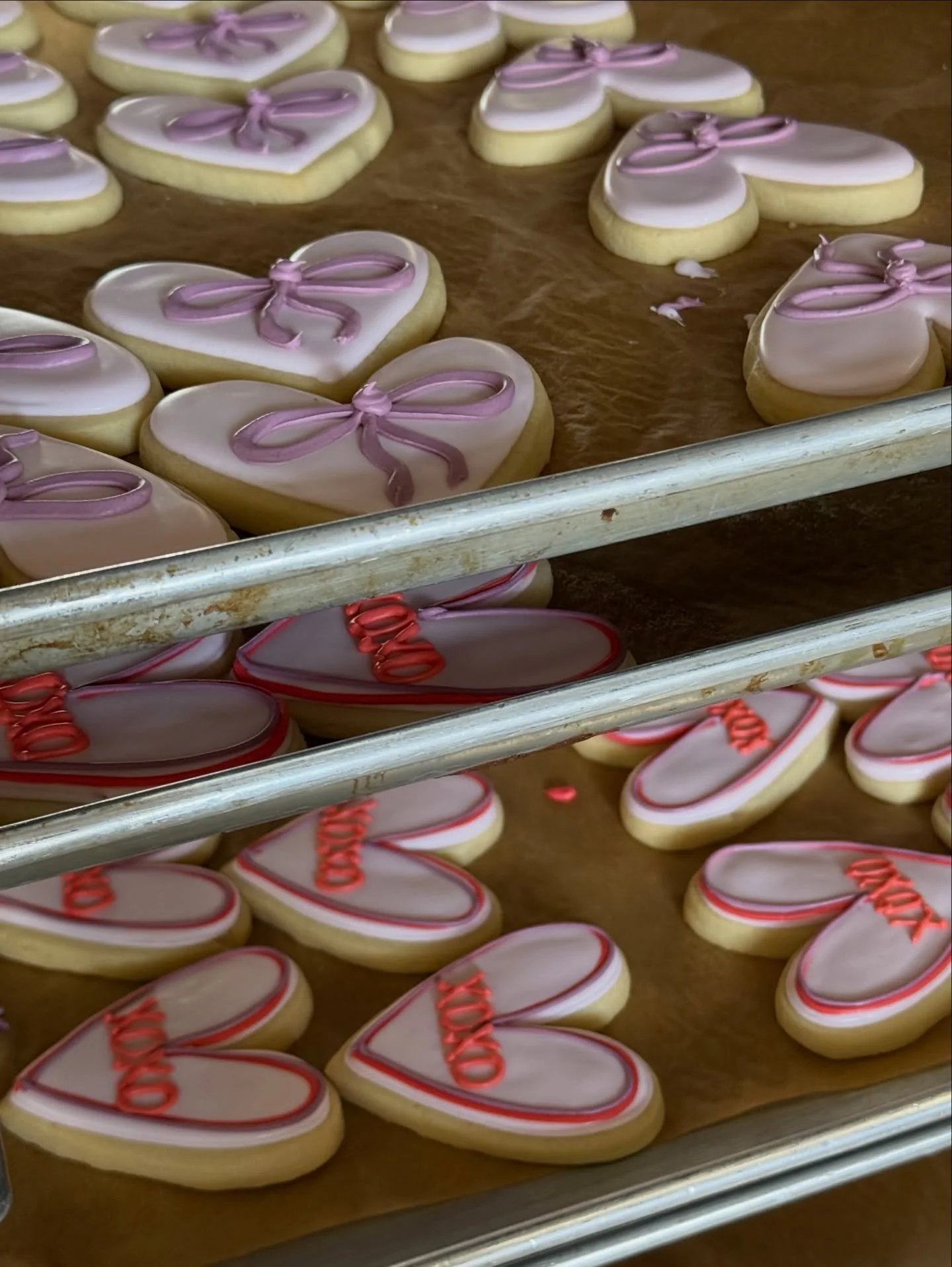 ❤️🧑&zwj;🍳🍪 I FEEL LIKE BAKING LOVEEEE!! Lil behind the scenes decorating for Valentine&rsquo;s Day!! Are you ready for Saturday?? 🌹🫶🏻 Heart shaped sweets in the case all week long!