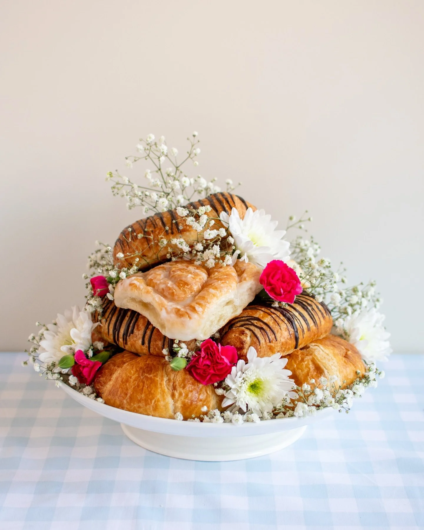 🌷 add some flowers to your box of McLain&rsquo;s pastries for  the prettiest addition to your easter table! 🌼 

✨ mclainskc.com to pre-order your easter pastries!