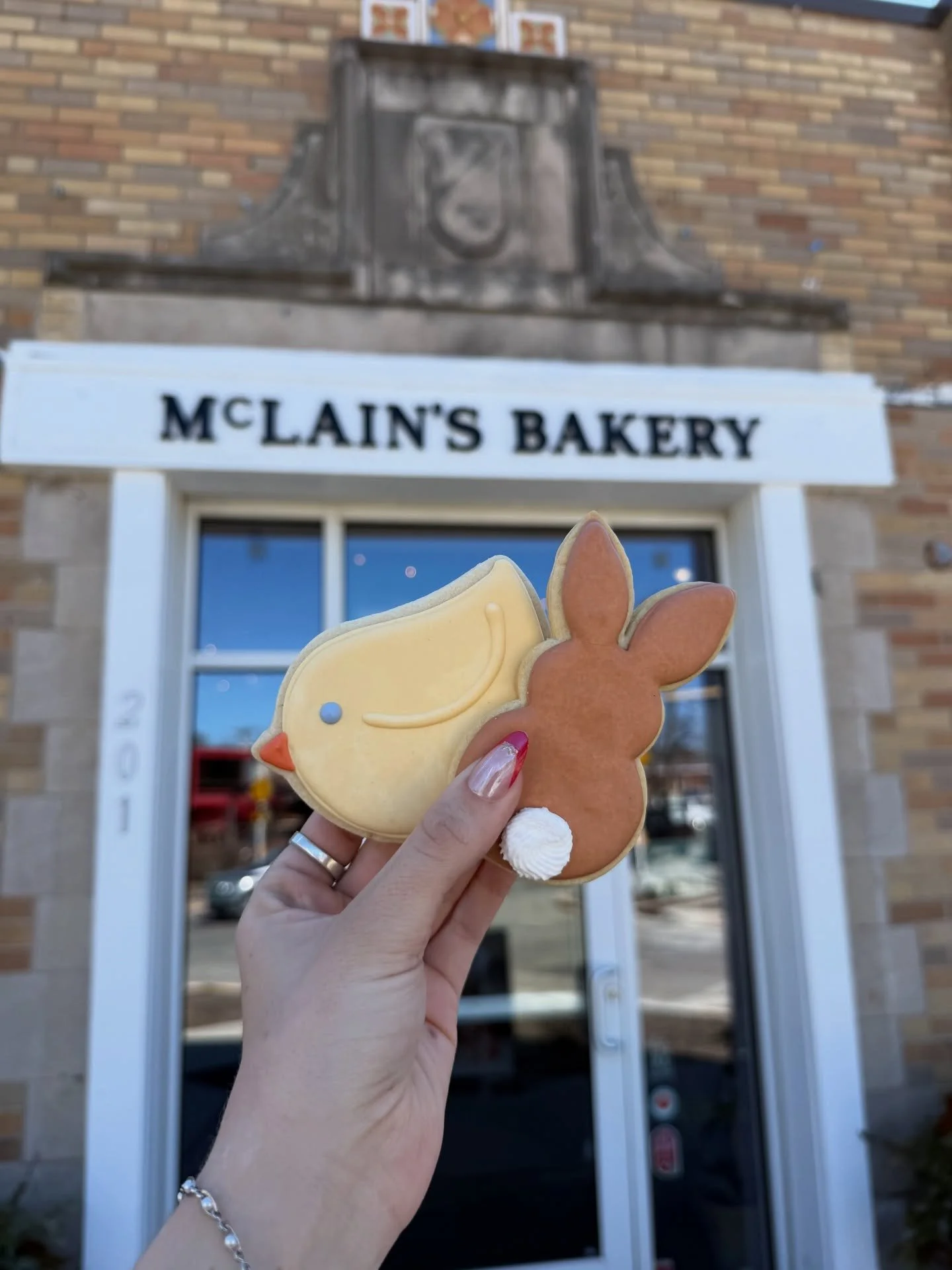 🐰🐥 Chicks and Bunnies in our cookie cases! You still have time to pre-order a set too! 

Make sure you place your Easter pre-orders by April 1st! And just a reminder that we will be closed Easter Sunday!