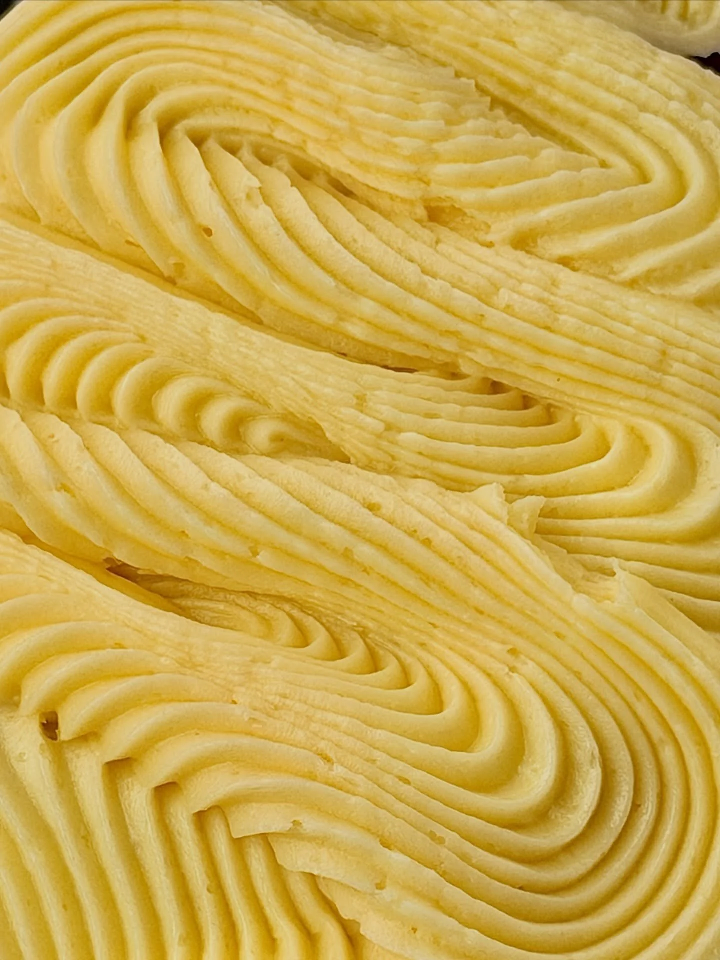 🍊 Orange cream cheese cinnamon roll is back! ✨