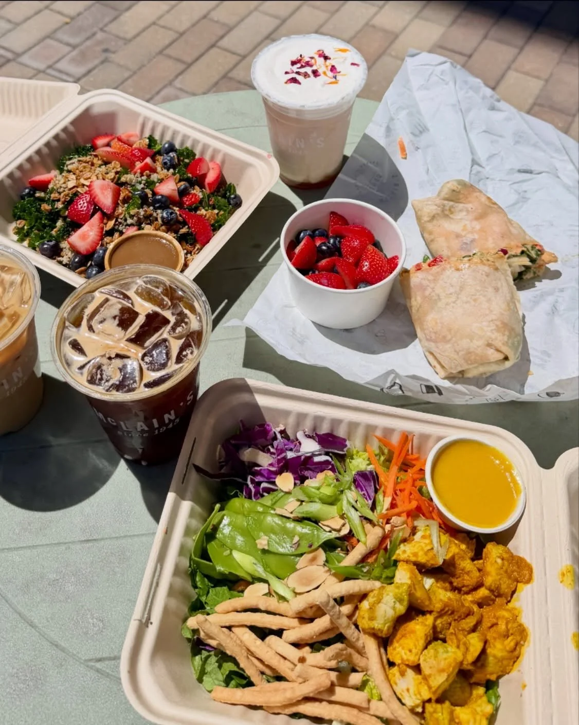If lunch looks like this then I&rsquo;m there ☀️ 

🍓 berry kale salad
🌯 roasted chickpea wrap
🥗 ginger + turmeric salad