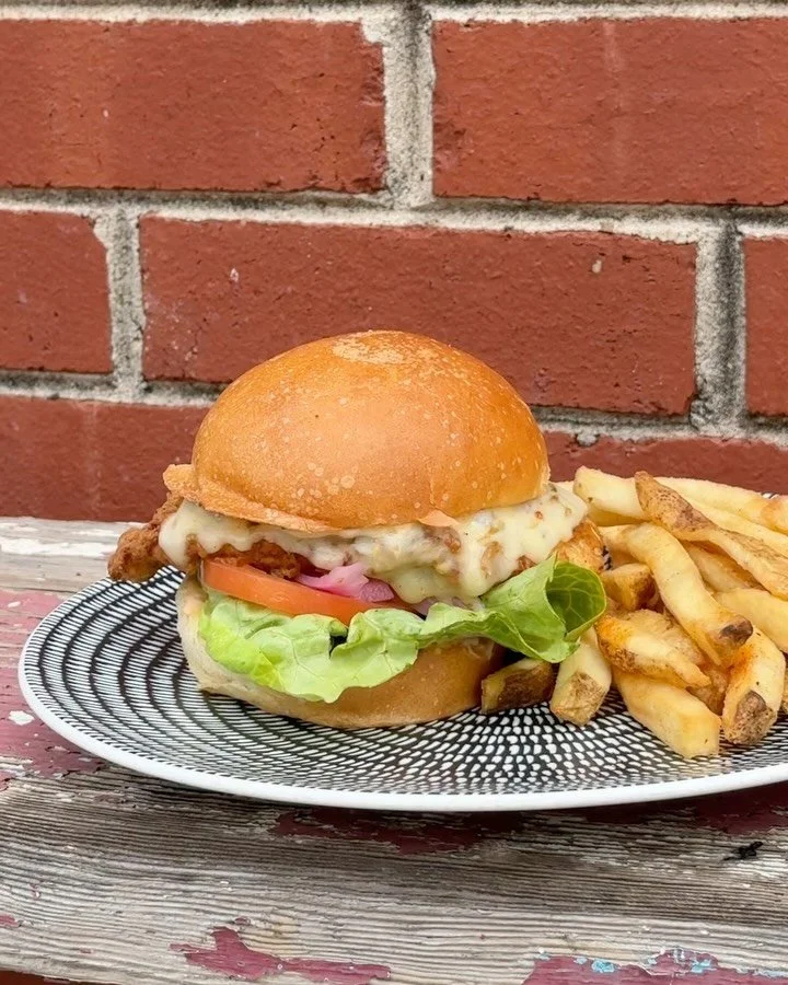 🐓 FRIED CHICKEN SANDWICH WITH @HSAUCEKC SPICY MAYO 🔥 

🐔 Crispy friend chicken breast, @hsaucekc spicy mayo, pickled red onions, lettuce, tomato, and pepperjack cheese served on a house made brioche bun 🤌😗

Swing by any McLain&rsquo;s location t