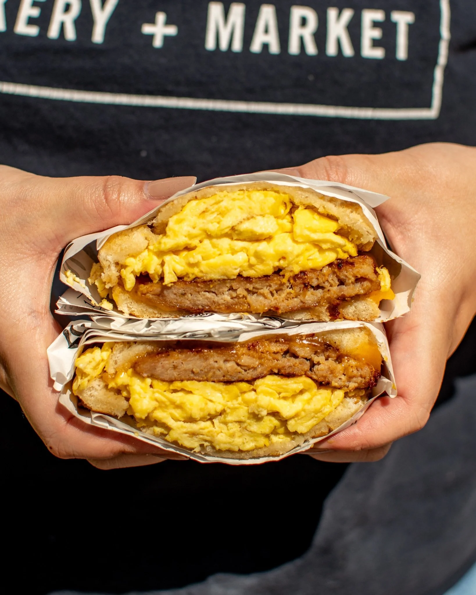 🤔 Have you tried subbing maple chicken sausage on your fav breakfast sandwich yet? Plain and simple, pepperjack burrito, and the farm are a few of our favs! 🐓