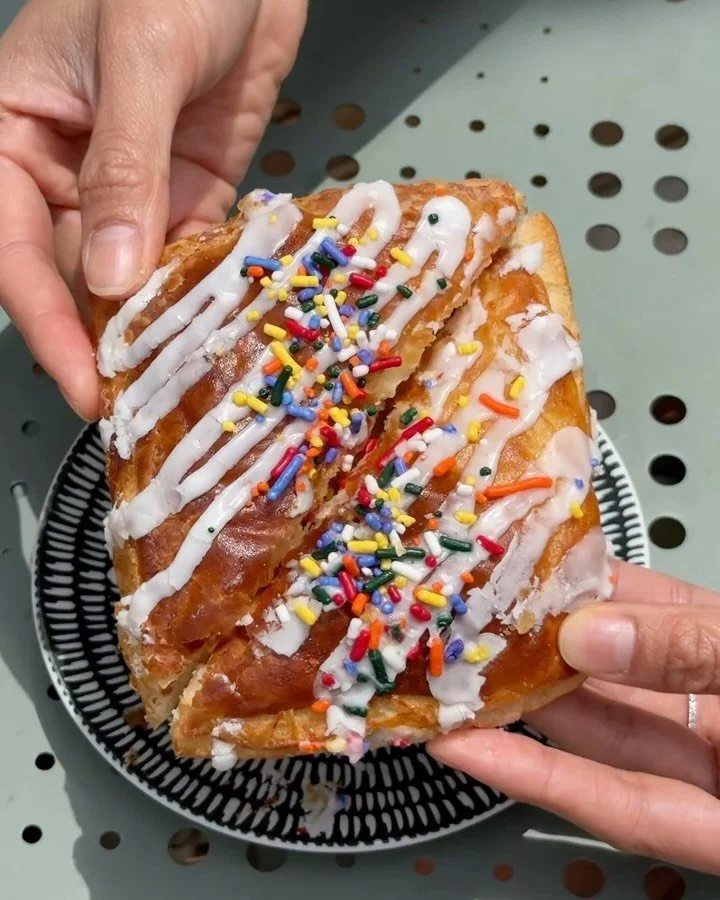 🍑 peaches and cream cheese poptarts in the houuuusseee!!!