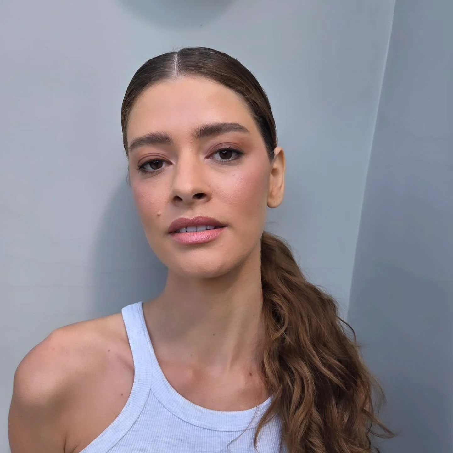 Had a little bts shoot on this summer
shoot! My favourite makeup to do a matte chocolate brown smokey eye  with a glowy summer skin for @makeupjunkiesinternational.

Products

Face
@tatcha Dewy skin cream
@vievemuse skin nova
@narsissist natural radi