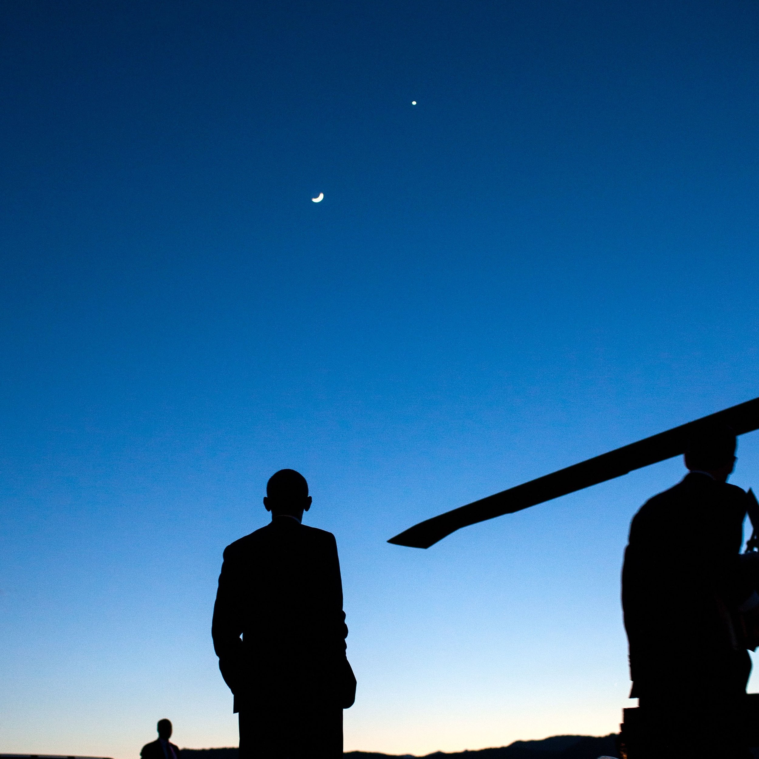 Barack_Obama_looks_at_the_moon_and_Venus.jpg