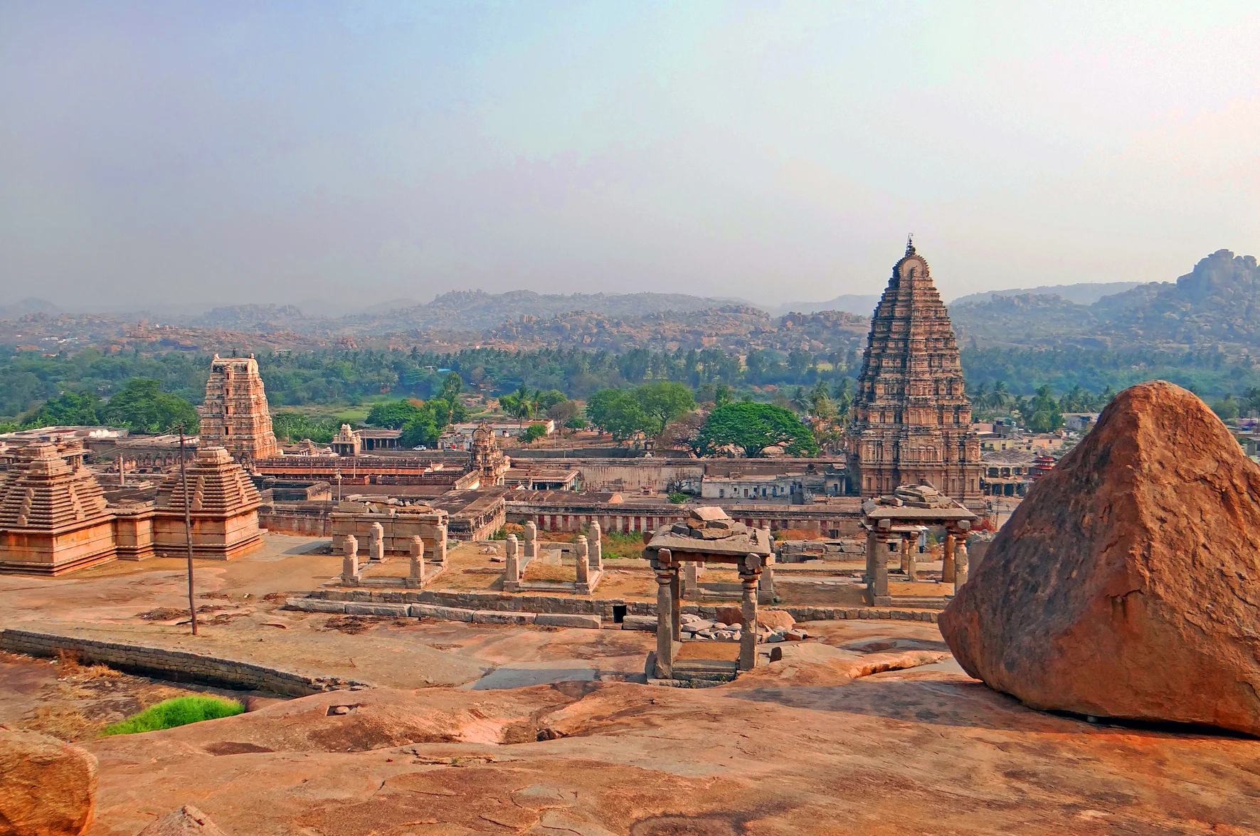 Le_temple_de_Virupaksha_(Hampi,_Inde)_(14255857272).jpg