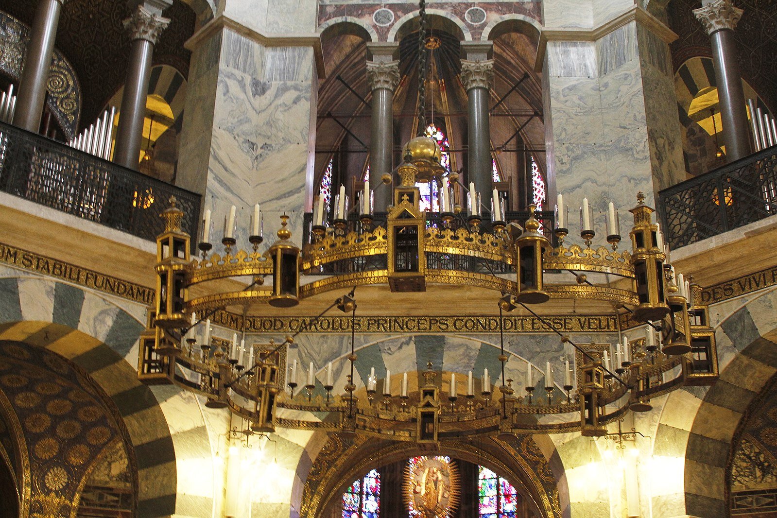 Mirror of an empire Charlemagne’s Palatine Chapel By Jo’anne van Ooijen