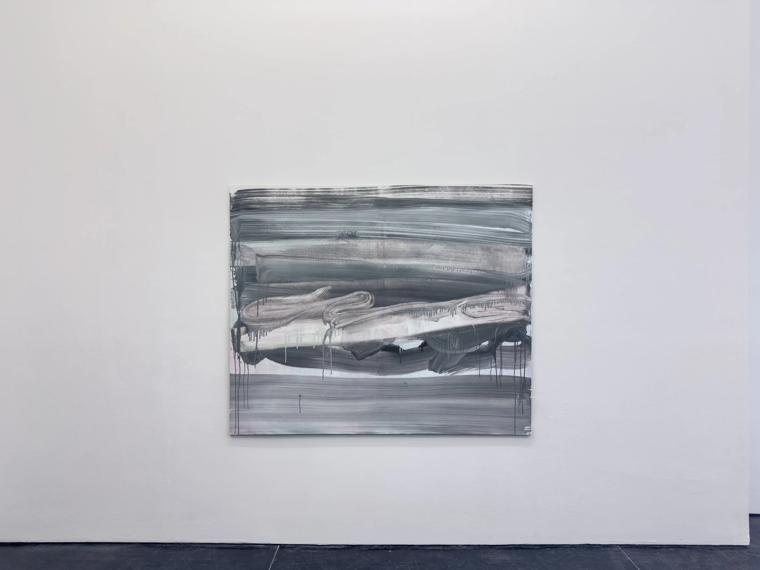 Abstrakte Wellenmuster in Grautönen auf einer Leinwand, das im Kunstraum hängt.