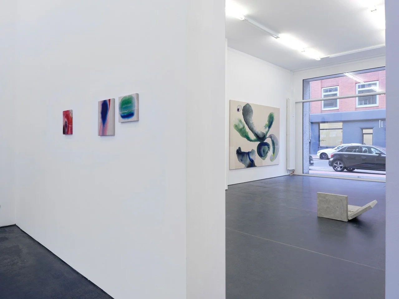 Das Bild zeigt Arbeiten von Nadine Schemmann und die Skulptur von Seth Kinmont in der Galerie Norbert Arns