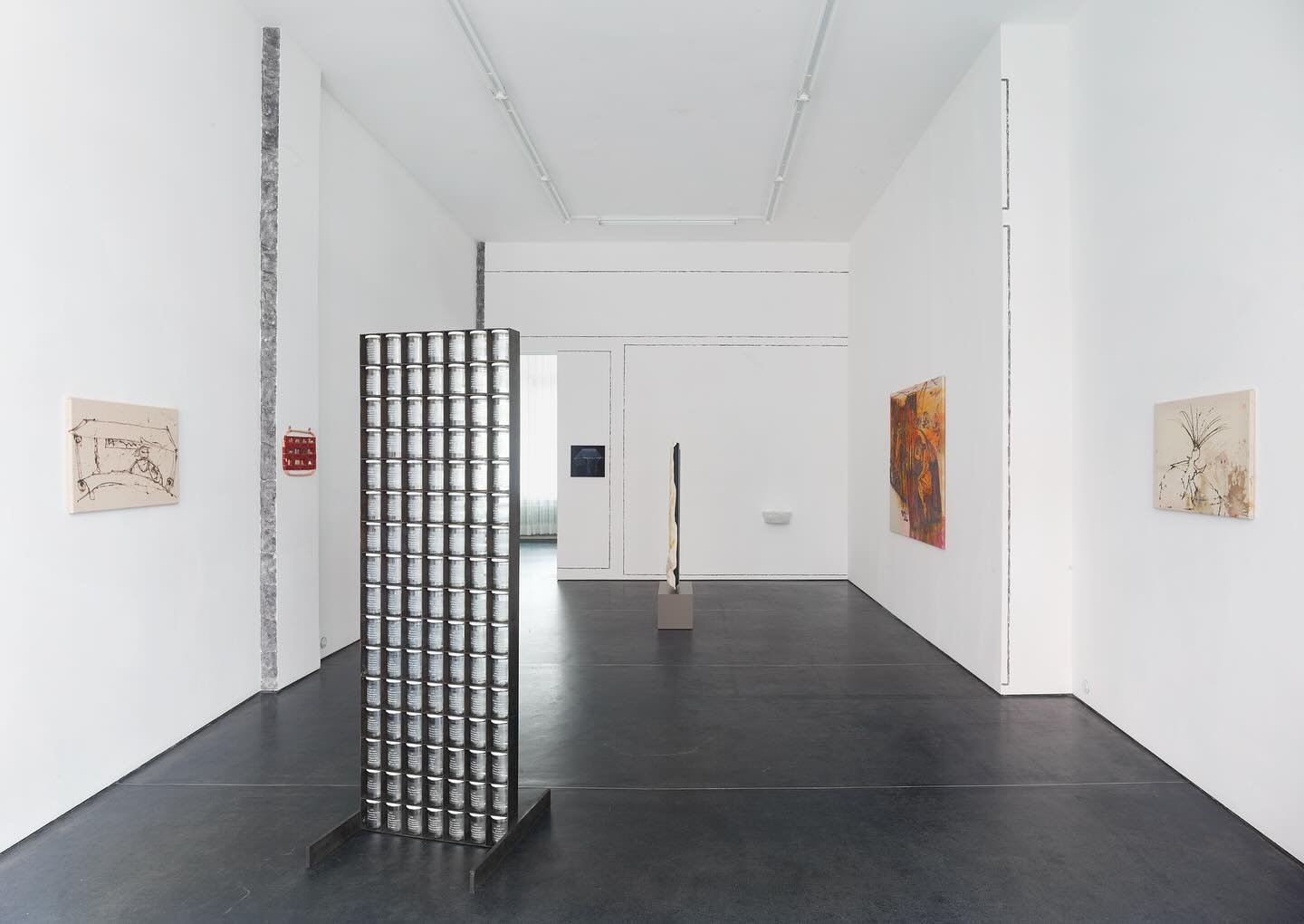 Alex M&uuml;ller: ERST DIE KNOSPE, DANN DER REST (1.9.-12.10.2024) #alexm&uuml;ller #mohnsamen #seife #einmachgl&auml;ser #rasen #gardine #koffer #beautycase #galerienorbertarns  Fotos: Simon Vogel thx to:@alexmueller_now @dominicveichler (Text) @fah