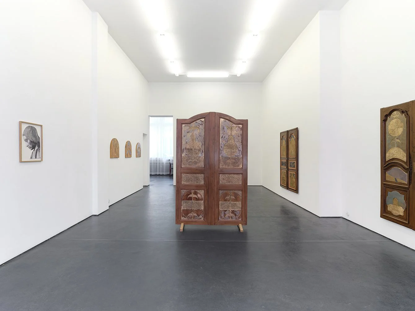 Ausstellungsansicht der Ausstellung La Vie Est Une Avoine et Le Vent La Traverse von Brunhilde Bordeaux-Groult im Juni 2025 in der Galerie Norbert Arns in Köln. Es sind Aussteuerschranktüren zu sehen, die die Künstlerin bearbeitet und bemalt hat.