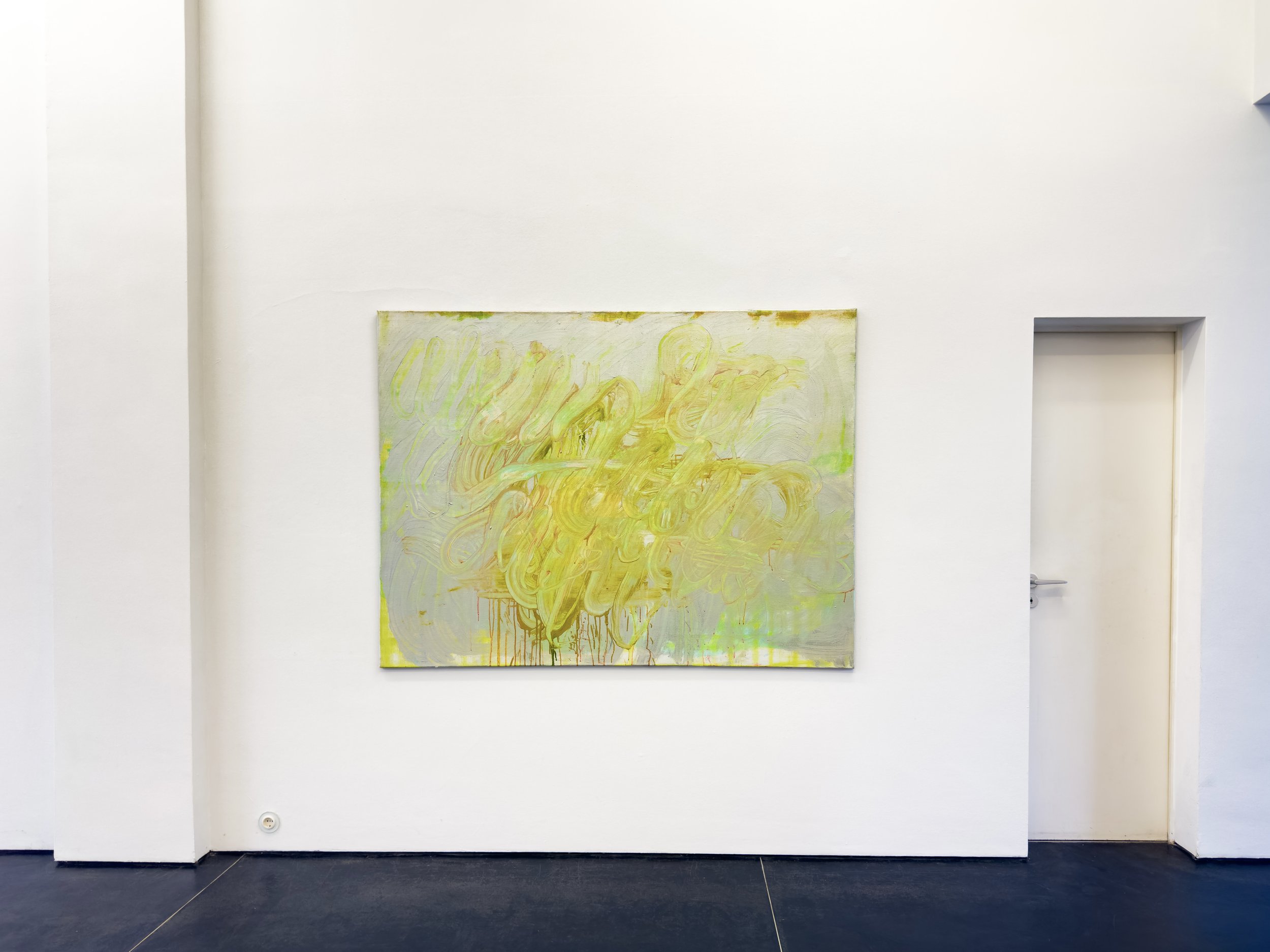Ein abstraktes Gemälde mit gelben, grünen und orangen Pinselstrichen, an einer weißen Wand in einem Kunstmuseum. Ein Türrahmen ist rechts sichtbar.