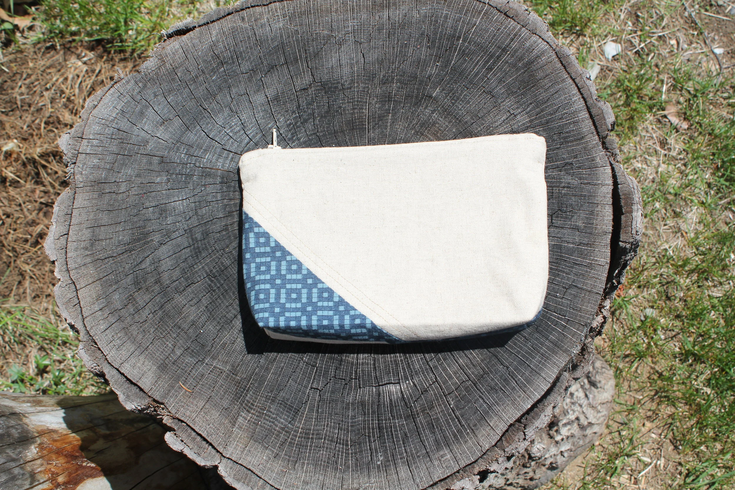 Linen and blue pouch 2.1.jpg