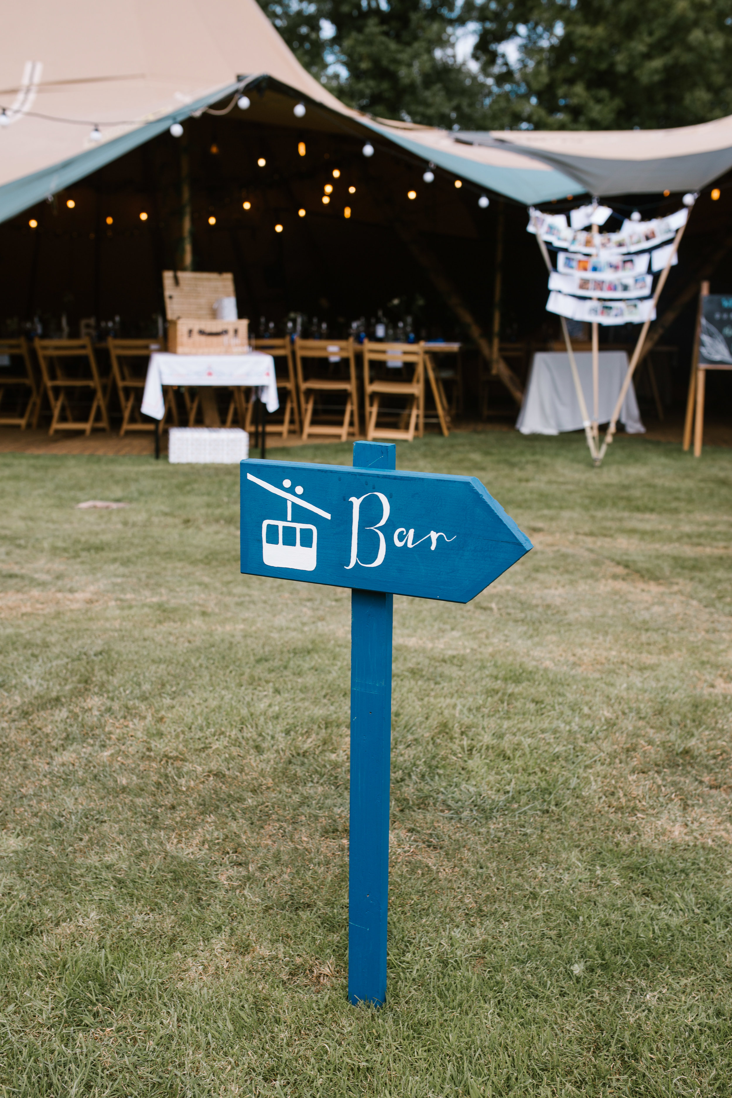 DIY wedding with homemade signable