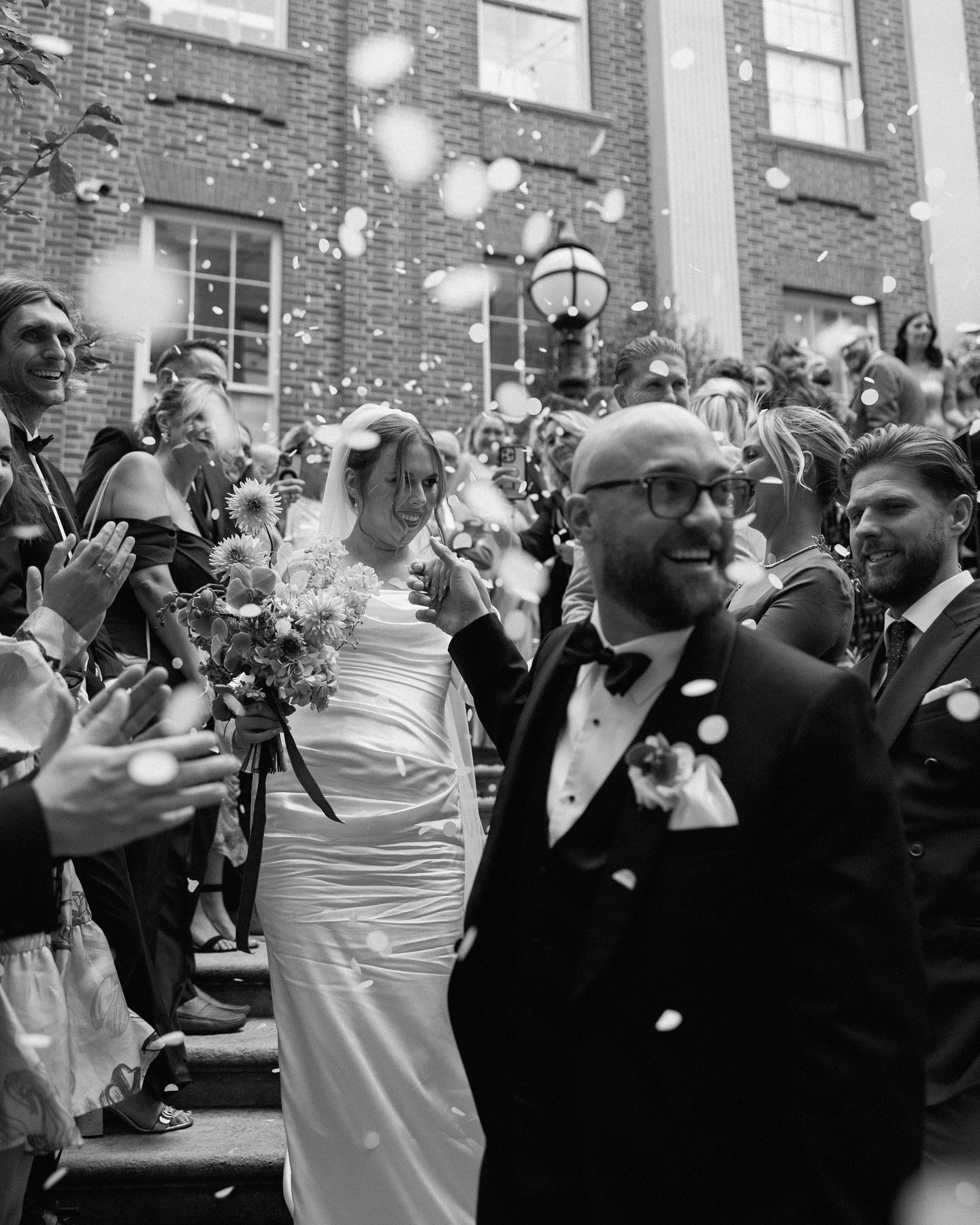 The most beautiful, colourful wedding day in Hammersmith 😍 

Grace and Darren started their day at the most gorgeous air bnb I&rsquo;ve been too, with impeccable interiors that made me want to I&rsquo;ve in on the spot. Before heading to  @londonkin