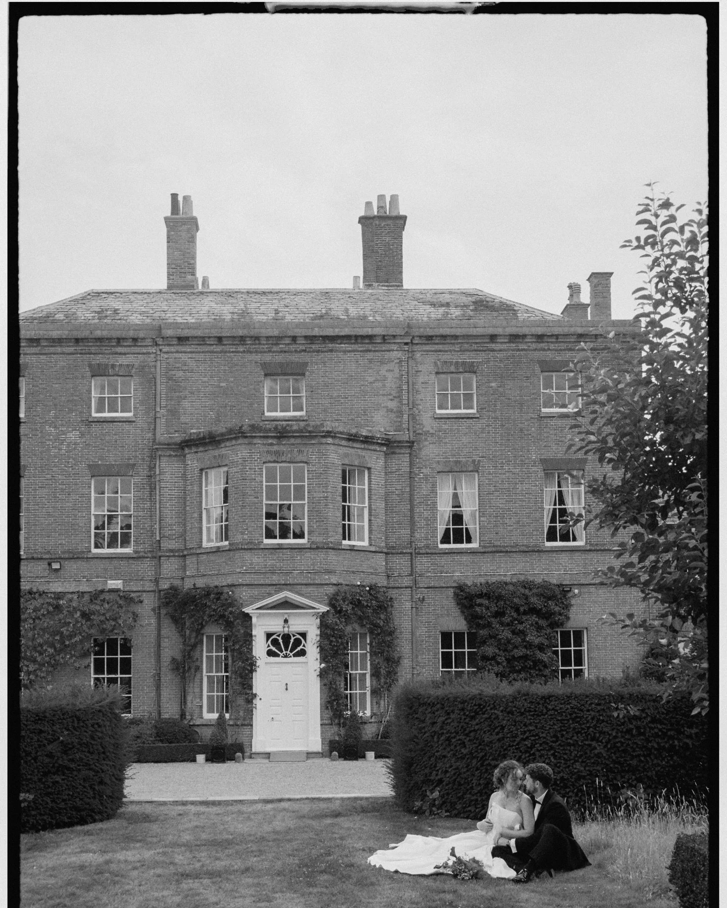 More from a gorgeous shoot with fellow wonderful creatives at @norwoodparkestate shooting both digital and 35mm 🎞️

Photographer @daniellevictoriaphoto 
ALIGN by @fayewildephotography 
planning + host @fayewildephotography 
styling + design @moseand