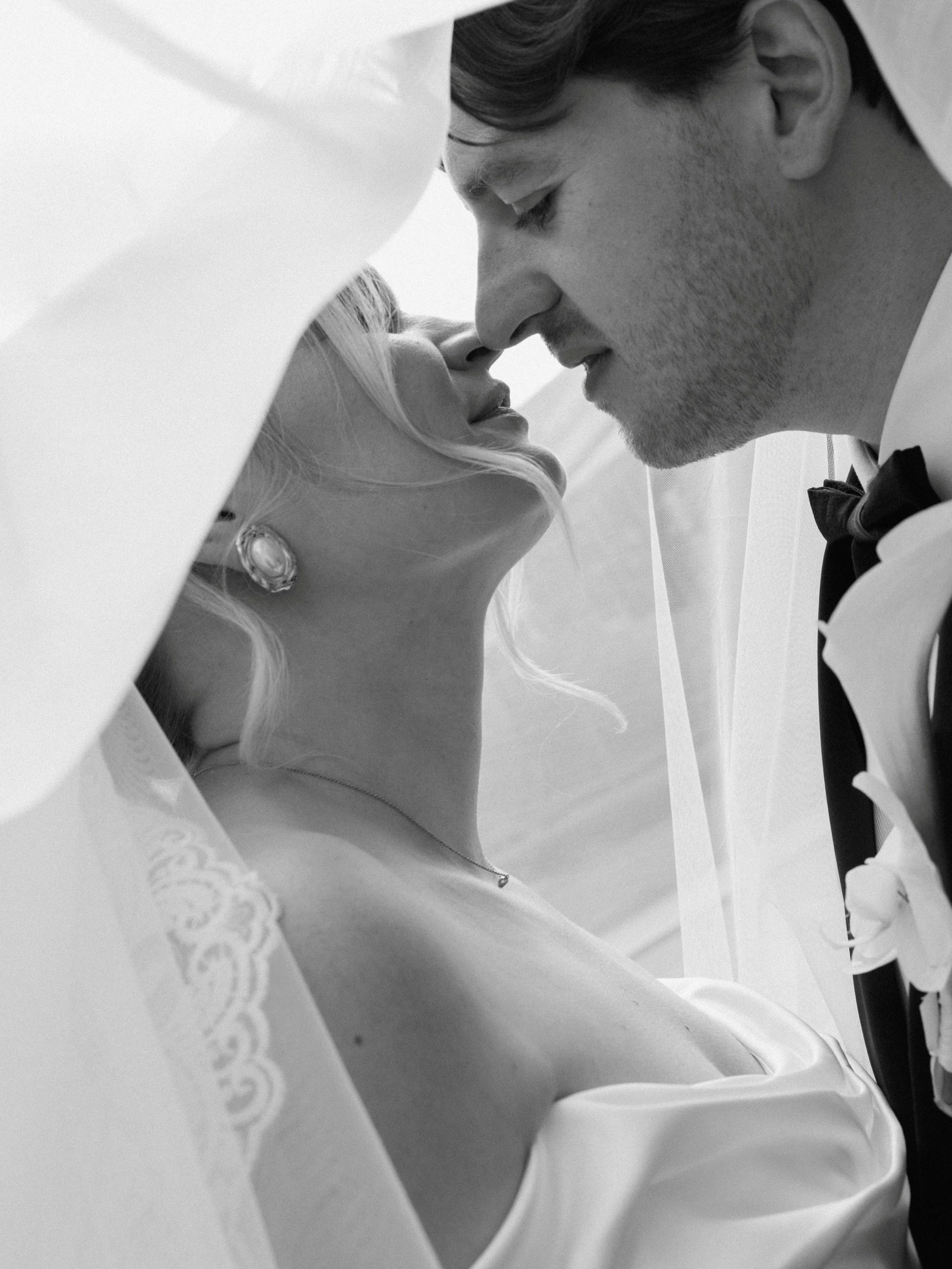 This weather has me daydreaming back to the glorious weddings of last summer, and spending the day at the wonderful Mortimer House 🤍

Photographer @daniellevictoriaphoto 
Cake @emcakes_london 
Dress @raraavis_group @ohmybride.ee 
Venue - @mortimerho