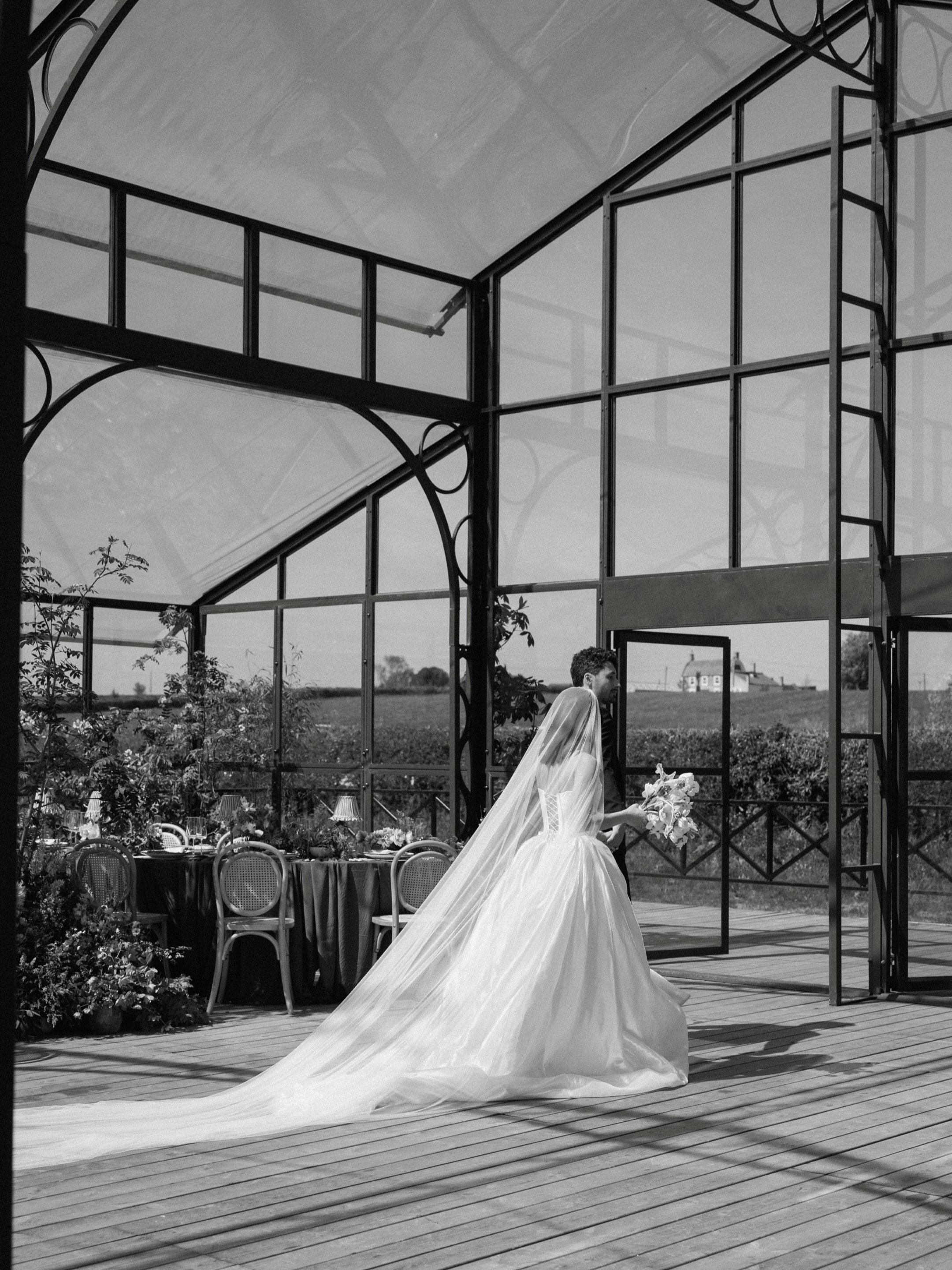 Minerva Vines in all of its glory, with the most beautiful wild flowered table scape 😍😍

Shot on digital and 35mm film 🎞️ 

Photographer @daniellevictoriaphoto 
Planner and stylist @rebeccamarieweddings @workshopsbylark 
Venue @minerva_vines_ 
Dra