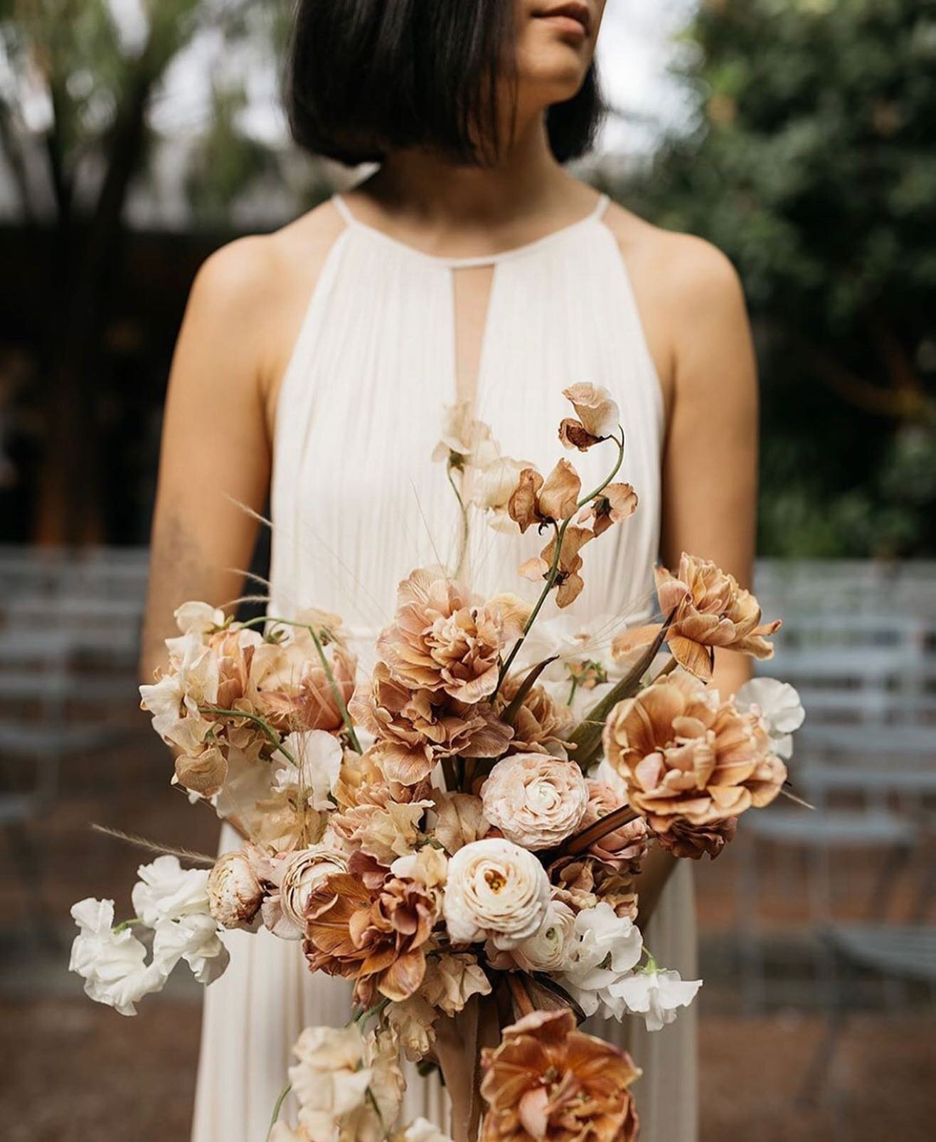 BEST BUDS: This gorgeous bouquet by @hart_floral is giving us all the autumn feels 🤗 Photo: @lifestorieswedding 
Wedding Planner: @gatherist_