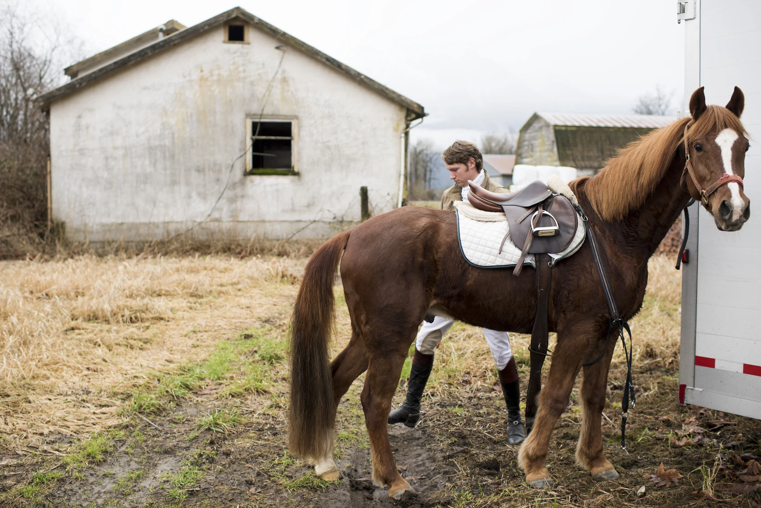  December 26, 2014 - Agassiz, BC - Tom Darvill prepares his horse before the Fraser Valley Fox Hunt. Photo by Jimmy Jeong 