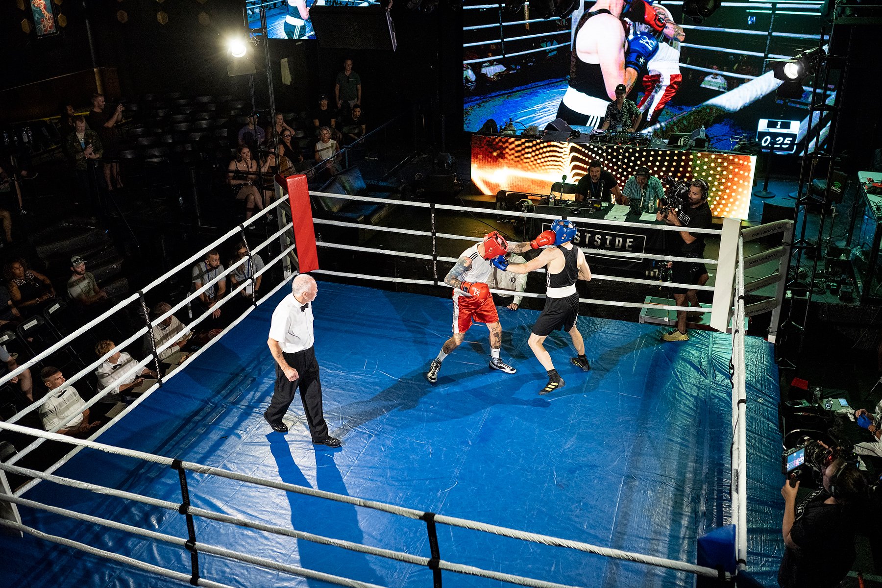  Sam Caviglia, a chef at Carnegie Community Centre, and Adrian Pinder compete in the 10th annual Restaurant Rumble organized by the Aprons for Globes Boxing Association in Vancouver, B.C., on August 25, 2022. The fundraiser was originally started to 
