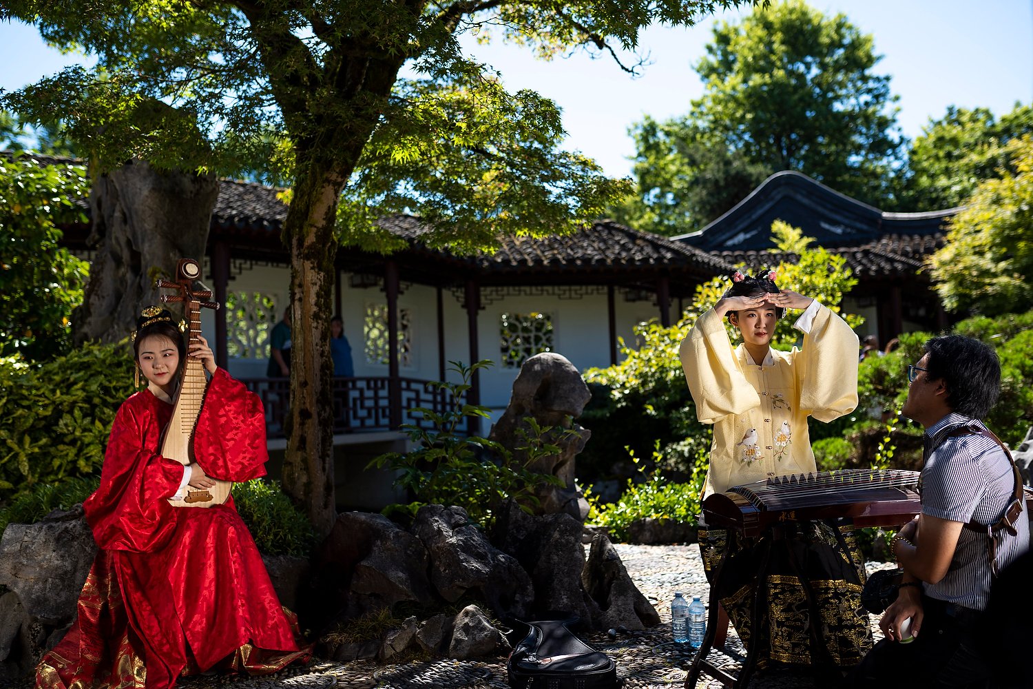  Tian Ge, Xinyun Zheng and photographer Kuna taking part of the Life In the Ming Dynasty event at the Dr. Sun Yat-Sen Classical Chinese Garden hosted by the Hanfu Culture Society in Vancouver, B.C., on August 07, 2022. Jimmy Jeong/The Globe and Mail.