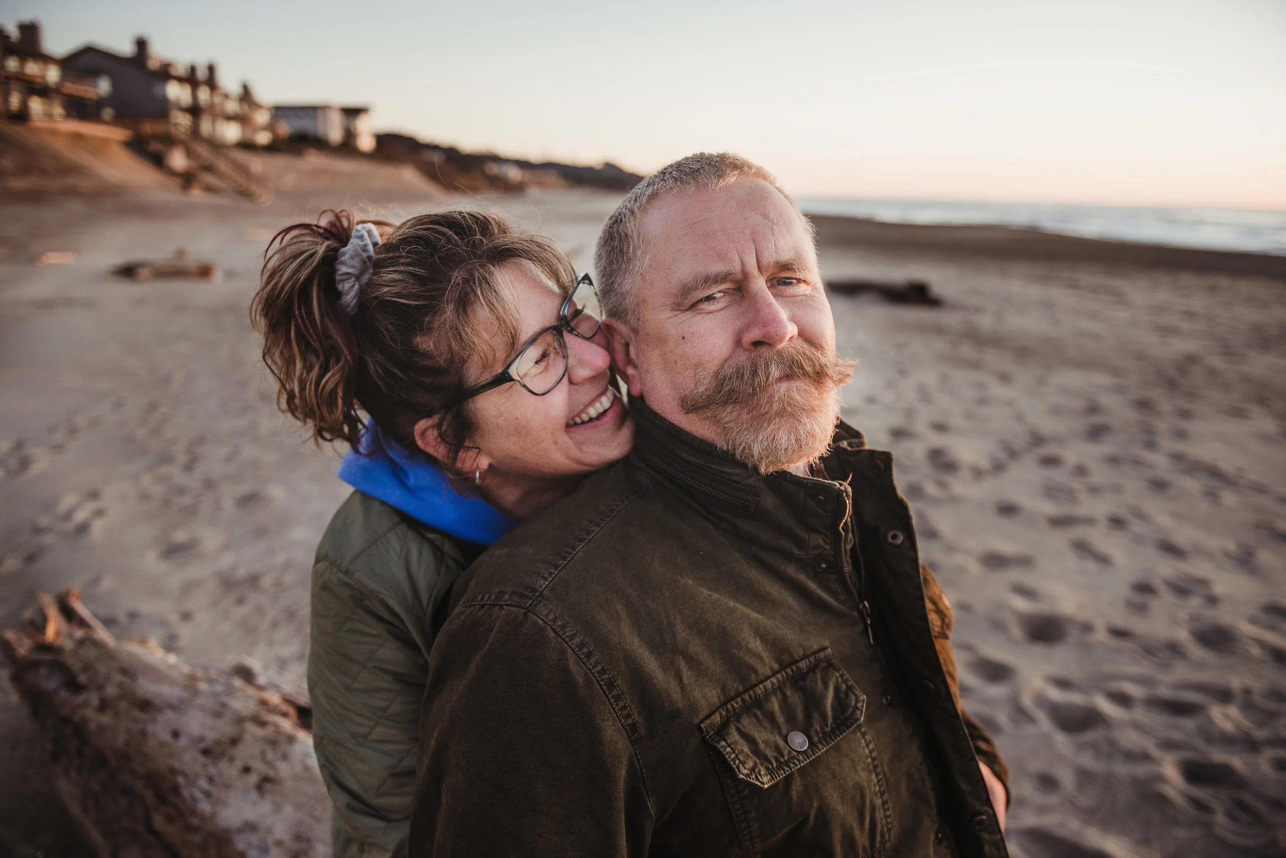 kent &amp; sherie // oregon coast golden hour couple session // lincoln beach, or