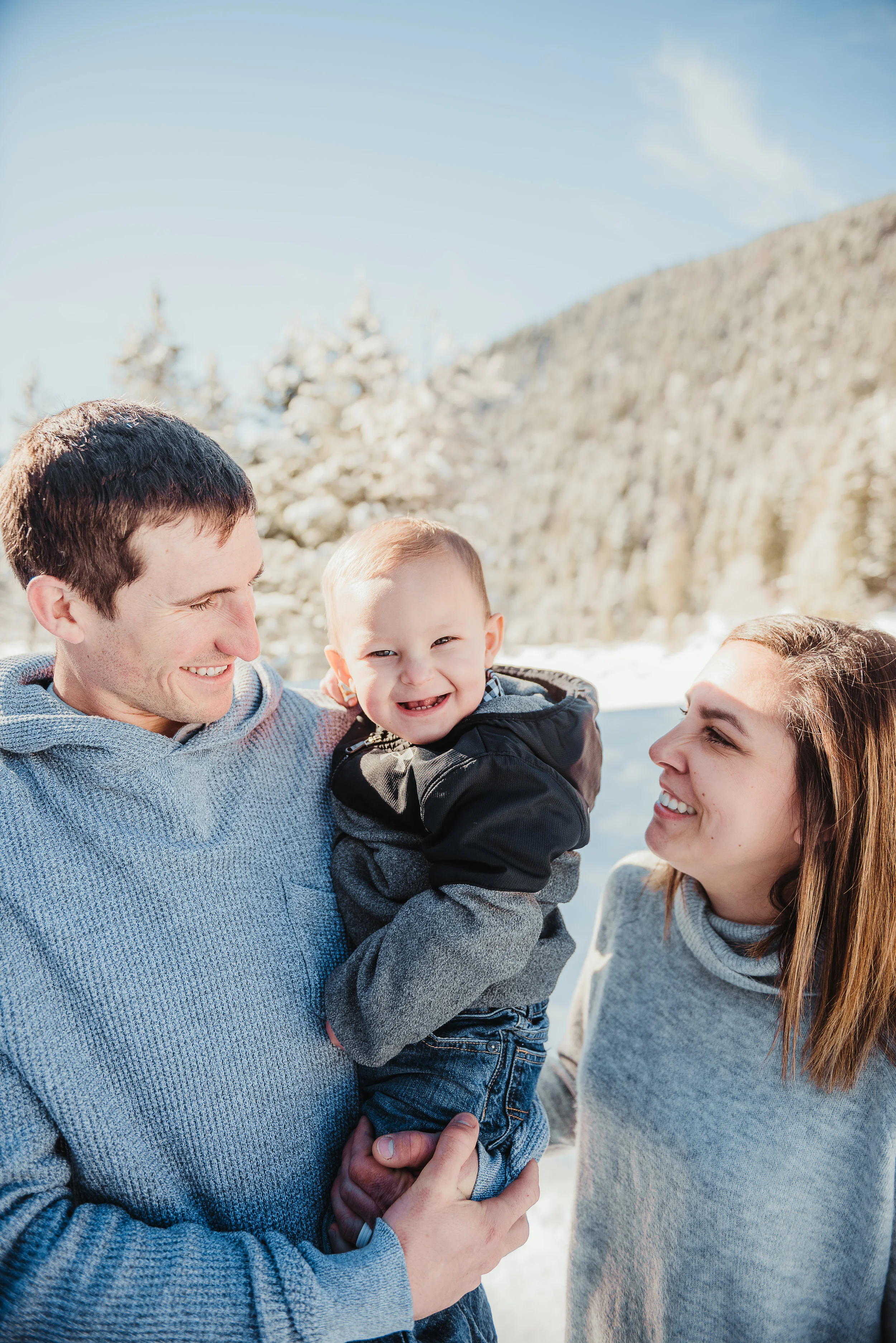 winter day family session // the hernandez &amp; miller family // sullivan lake, wa