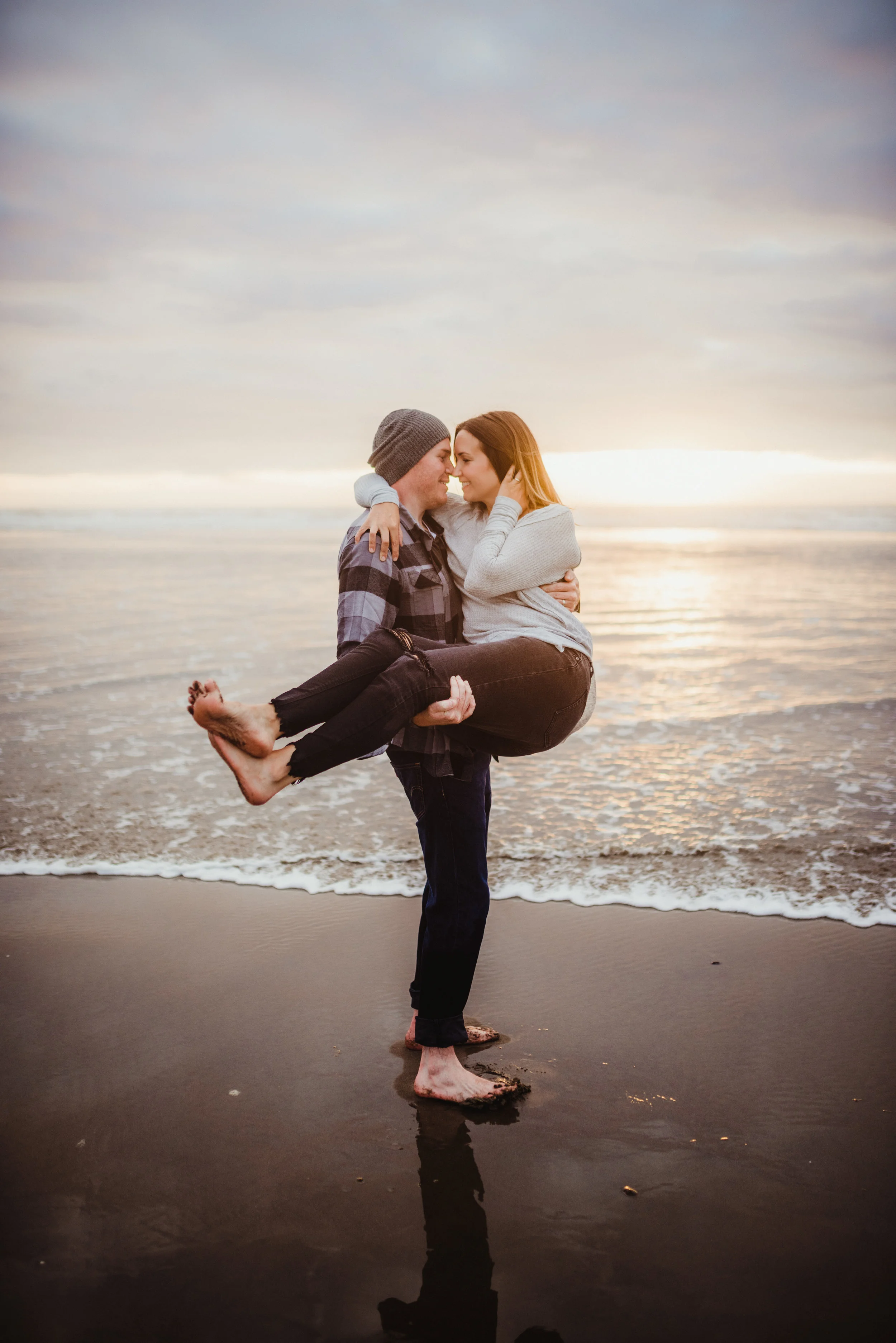 kate &amp; bryan // laid back sunset beach session // ona beach, or