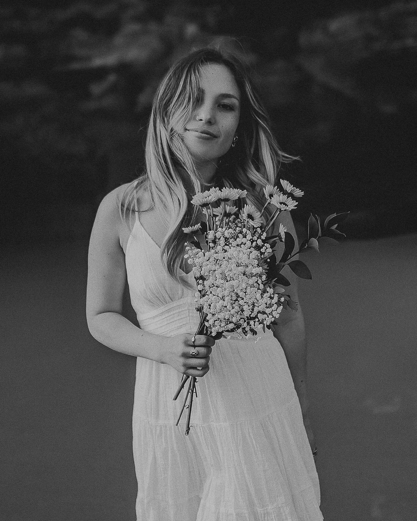 Flower bouquets are an essential for senior portrait sessions!! 🌸💐🌻🪻