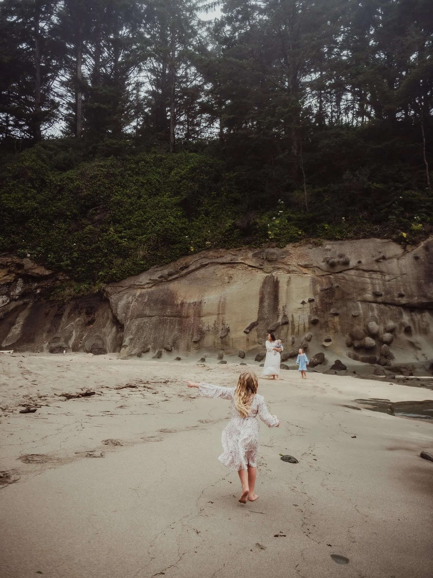 I love this little moment I caught while taking photos with @blissfullymejmarie!!
It was so so good to see these guys and catch up while playing on the beach!!