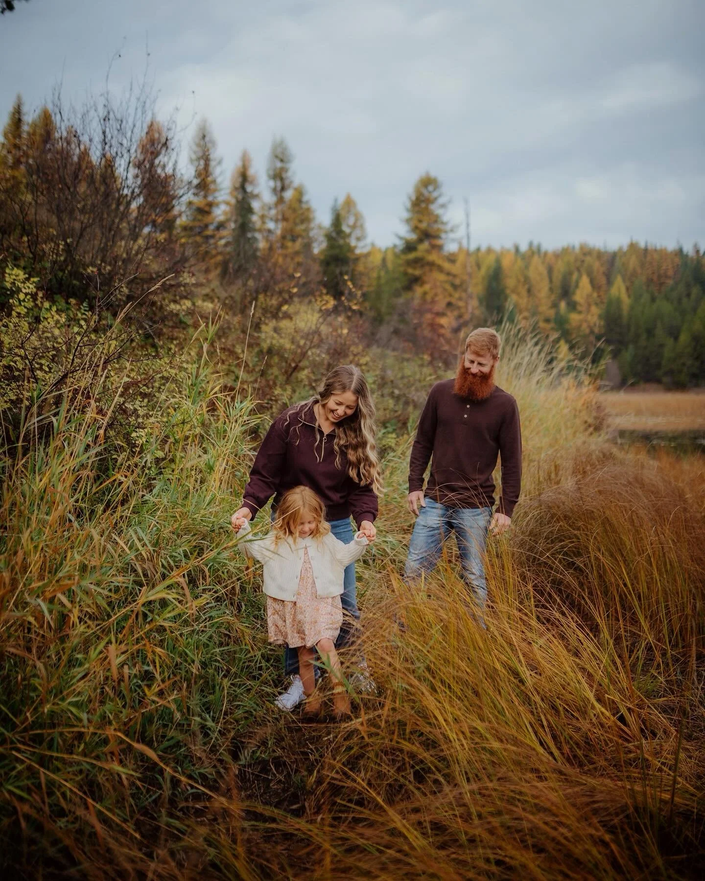 Fall is in the air!! It was a chilly morning here today and in honor of the crisp air rolling in, here are some moments of a session we did during peak fall season!! 🍂
