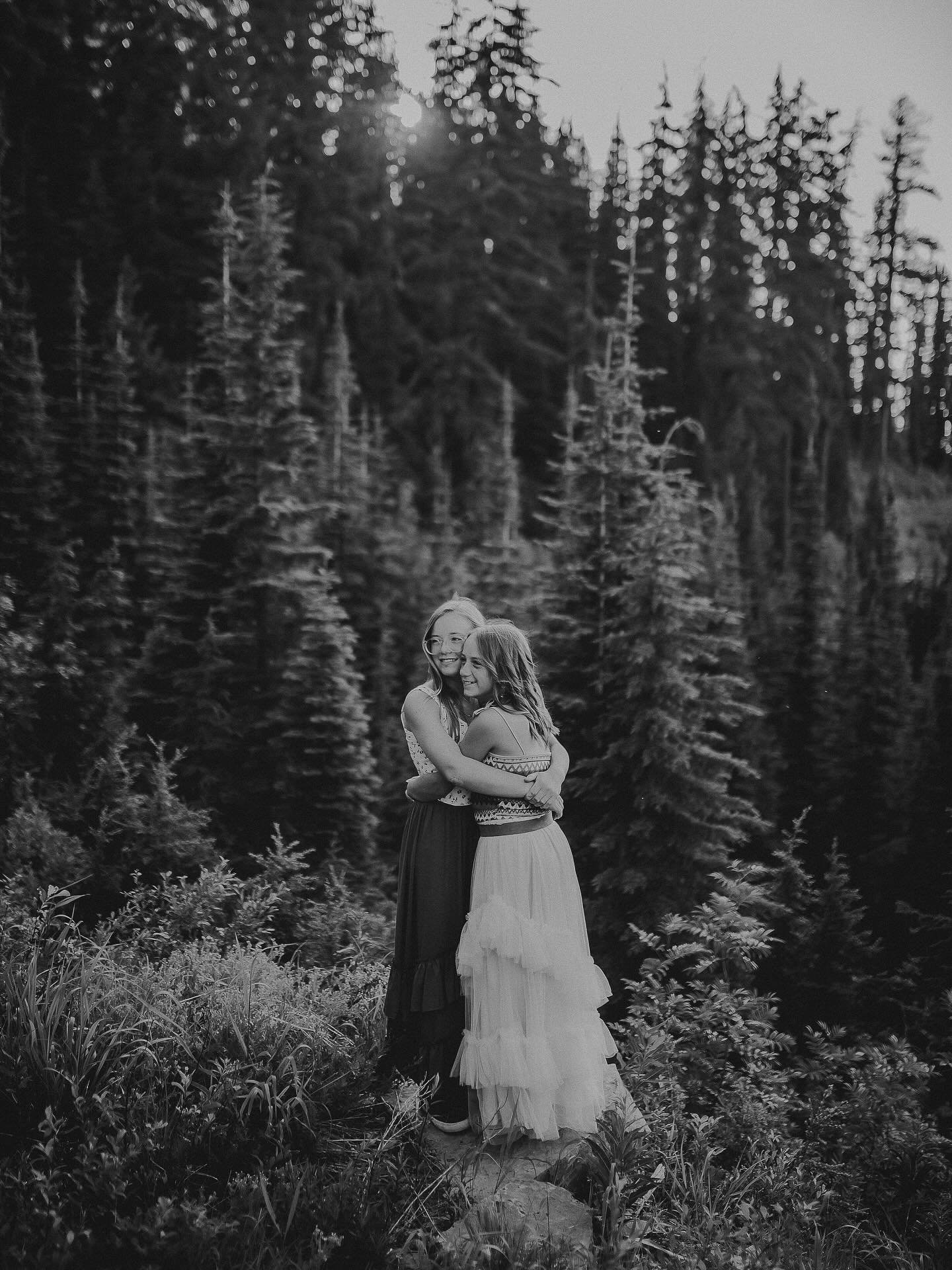 ✨🌜 S I S T E R S 🌛✨

Just adore these two girls 💛 It was so much fun getting to tag along with @khelsieeichert on their bday photo adventure!! 🏔️