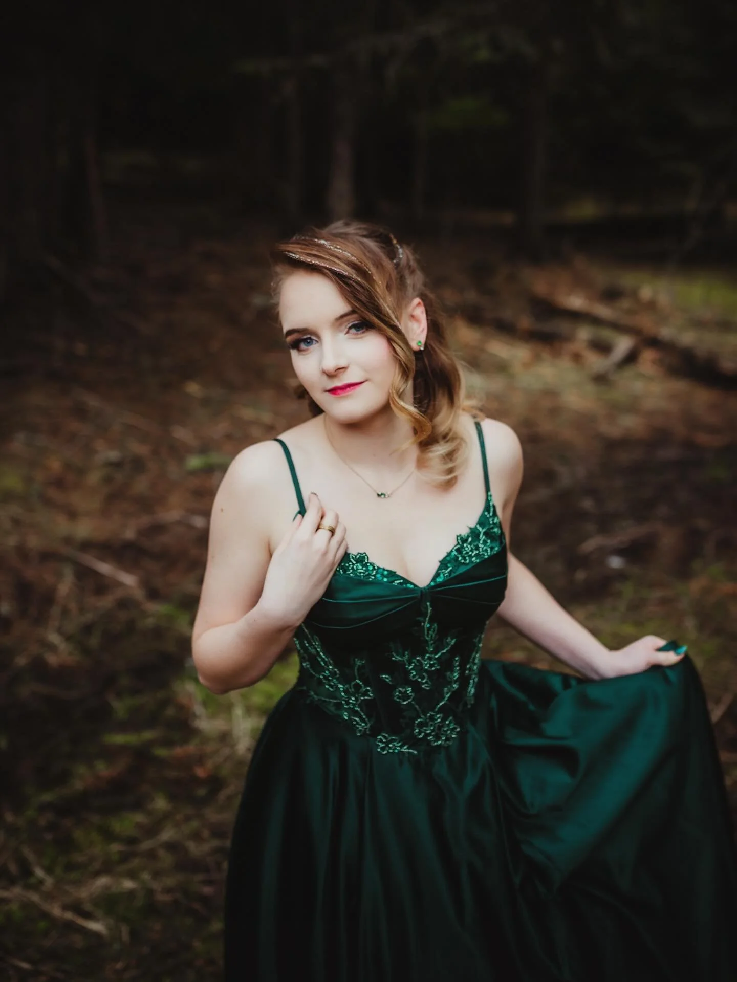 Prom 2026!
My lovely niece @ariannajames_23 before she headed out for her prom last night!! Holy cowza, she just shined!! ✨ And she chose such a stunning dress!! 💚