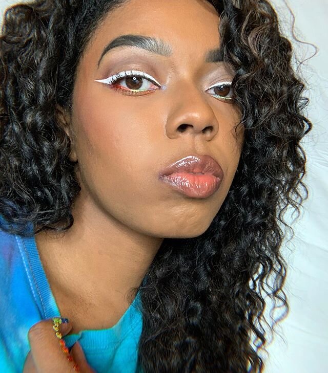 🙋🏽&zwj;♀️Good morning. Hope you guys have a pleasant Monday. 
Subtle look 🌈✨