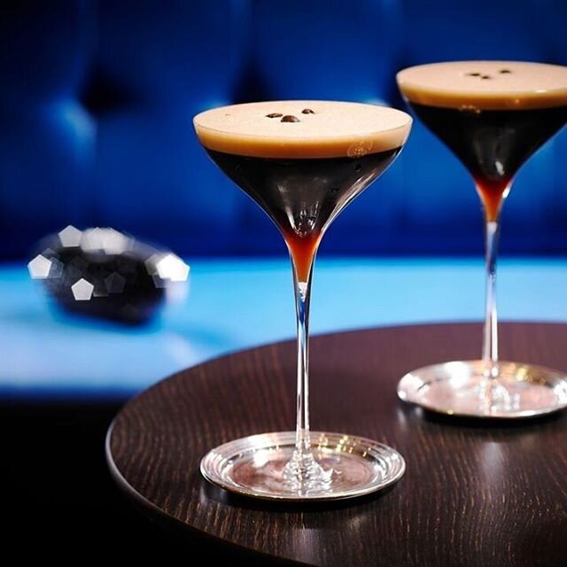 One of my favourites, #espressomartini. I read somewhere that the 3 coffee bean garnish represents - one for health, one for wealth and one for happiness 🤷&zwj;♀️. I&rsquo;ll raise a glass to that!
Image @andrewbradley_photography for @temple_bar_ho