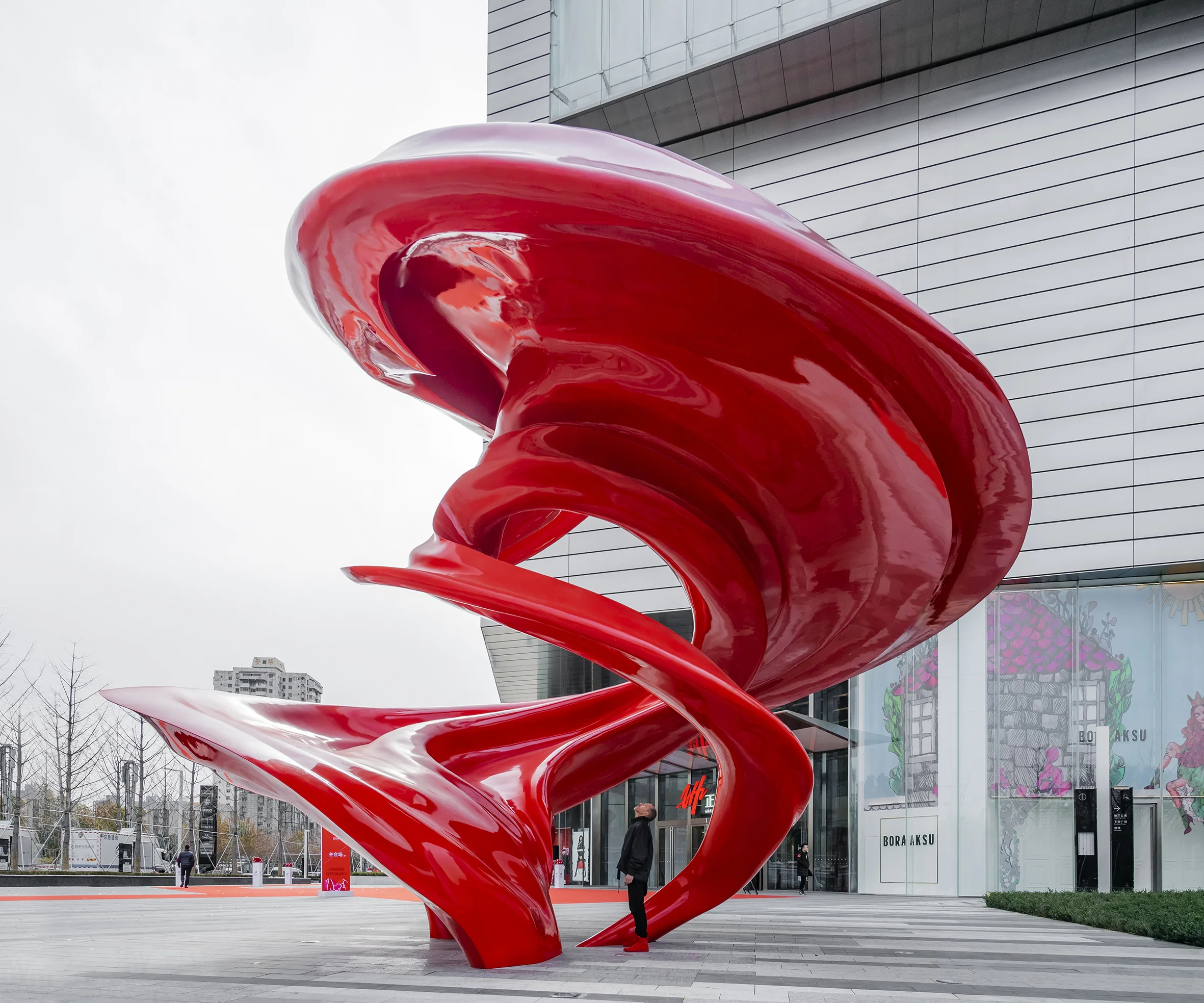 Between Heaven and Earth 天地之间 steel 9 x 10 x 8 m The title of the sculpture, Between Heaven and Earth , refers to the significance of this region as the "Centre of Heaven and Earth", and describes the liminal space where the dynamic process of our temporal human existence is occurring.